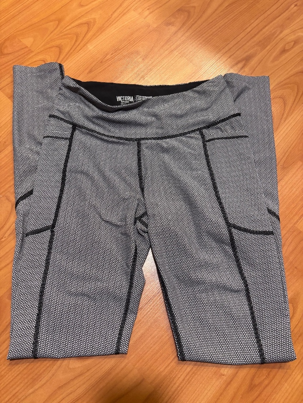 Victoria Sport Black and White dot pocket leggings size Small